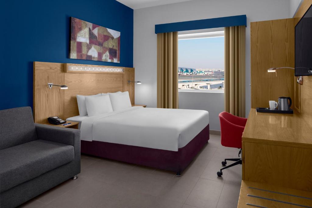 فندق هوليداي ان مطار دبي يتميز الفندق بأثاثه الجميل الراقي