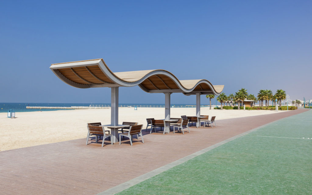 يعتبر شاطئ الغروب (شاطئ سنسيت بيتش دبي) أفضل شاطئ للسباحة في دبي