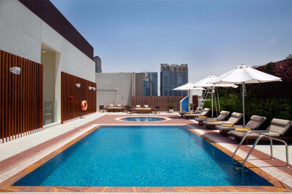 فندق جرايتون بر دبي هو أفضل فنادق دبي للشباب
