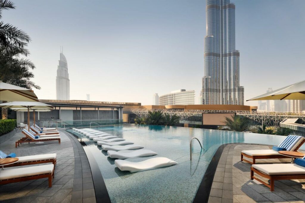 فندق العنوان بوليفارد أشهر فندق في دبي.