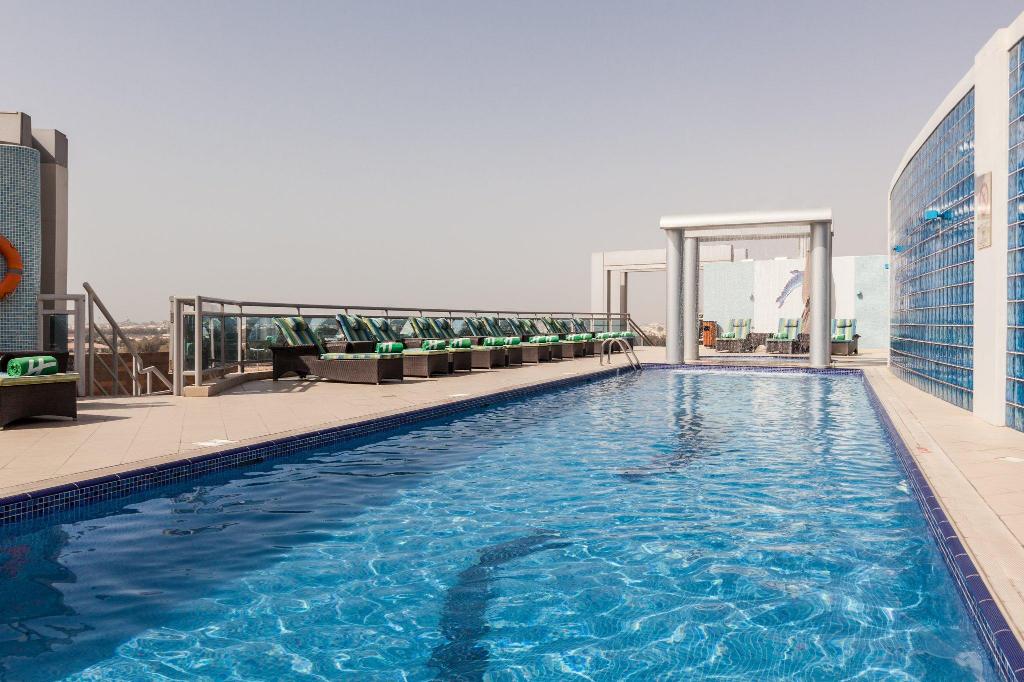 يتميز فندق هوليدي ان البرشاء الذي يعد أفضل فنادق دبي شارع الشيخ زايد