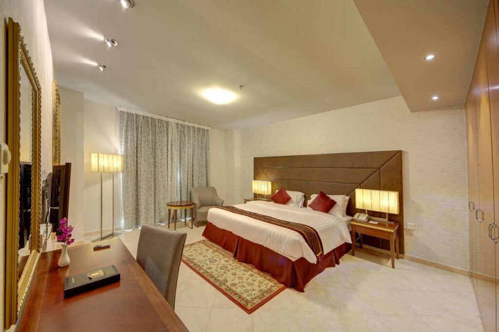 من أفضل شقق فندقية دبي رخيصة فندق المنار جراند للشقق الفندقية.
