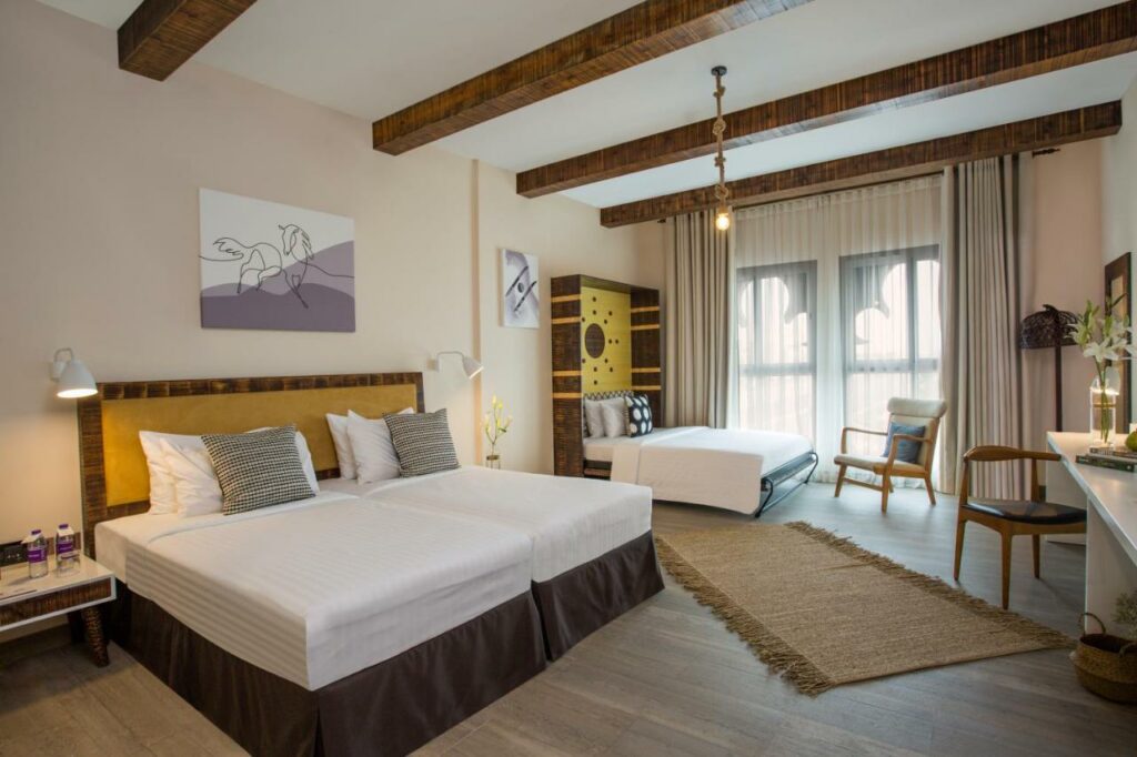 من أشهر فنادق في دبي على البحر فندق بيتش ووك بوتيك جميرا بارك.