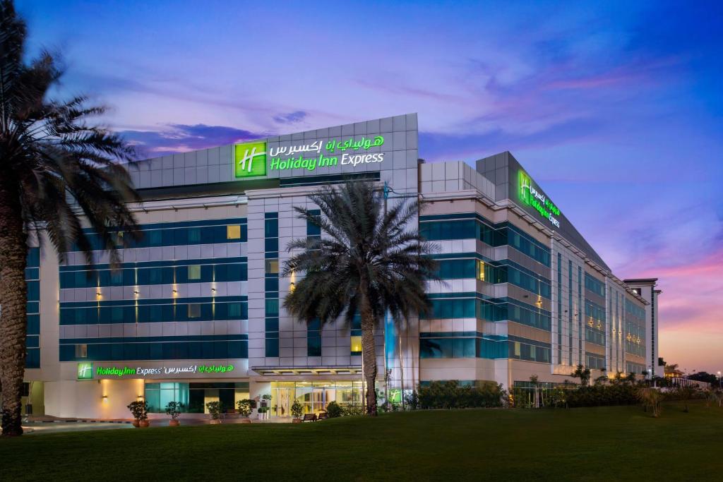 يعد فندق هوليداي إن مطار دبي من أفضل فنادق القرهود.