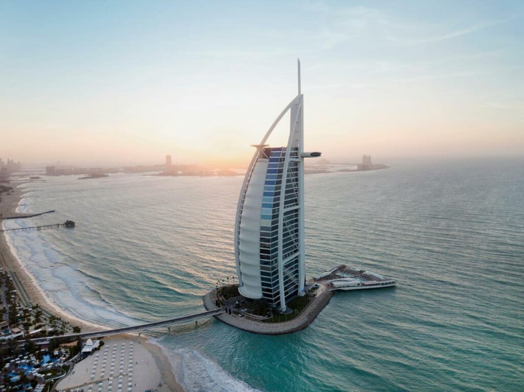 يعد منتجع وفندق برج العرب جميرا من أفضل منتجعات عائلية في دبي