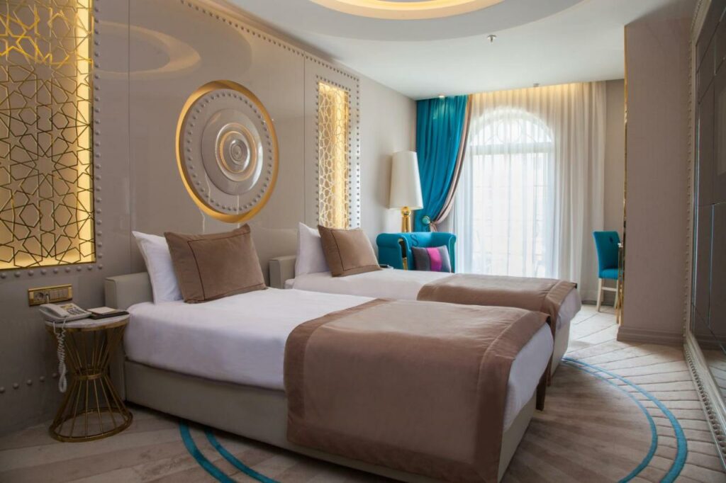 فندق وأجنحة سورا ديزاين من أفضل فنادق السلطان أحمد للعرسان.