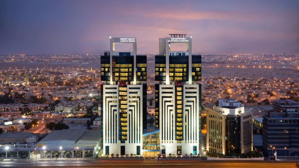 من أشهر فنادق خمس نجوم الخبر هو فندق الكمبنسكي الخبر.
