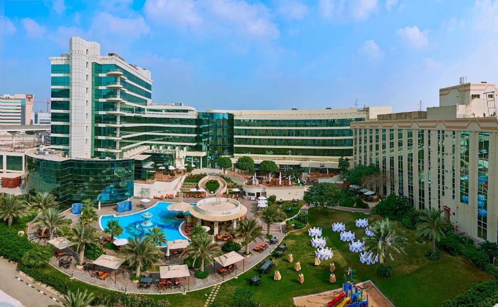 يعتبر فندق ميلينيوم المطار دبي أحد أشهر فنادق القرهود.