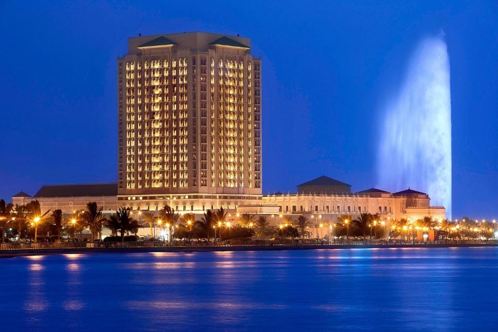 يعتبر فندق الريتز كارلتون جدة من أشهر فنادق 5 نجوم في جدة على البحر.
