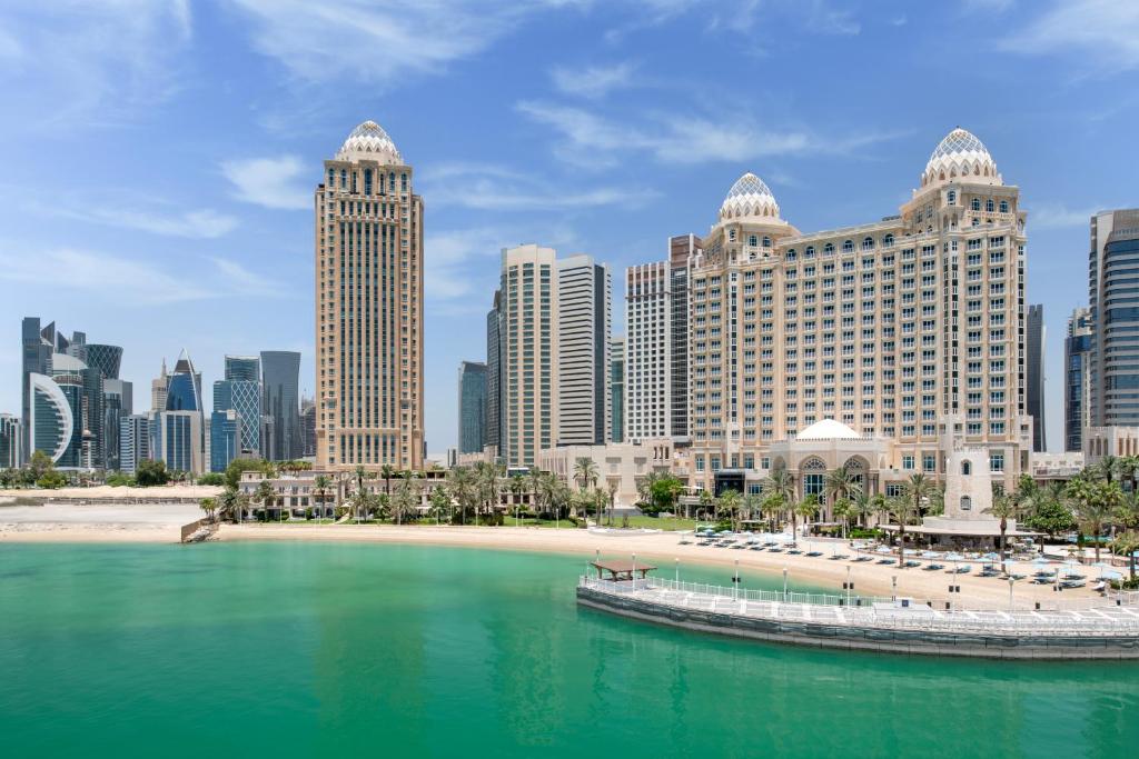 فندق فور سيزونز الدوحة أشهر فنادق الدوحة الكورنيش.