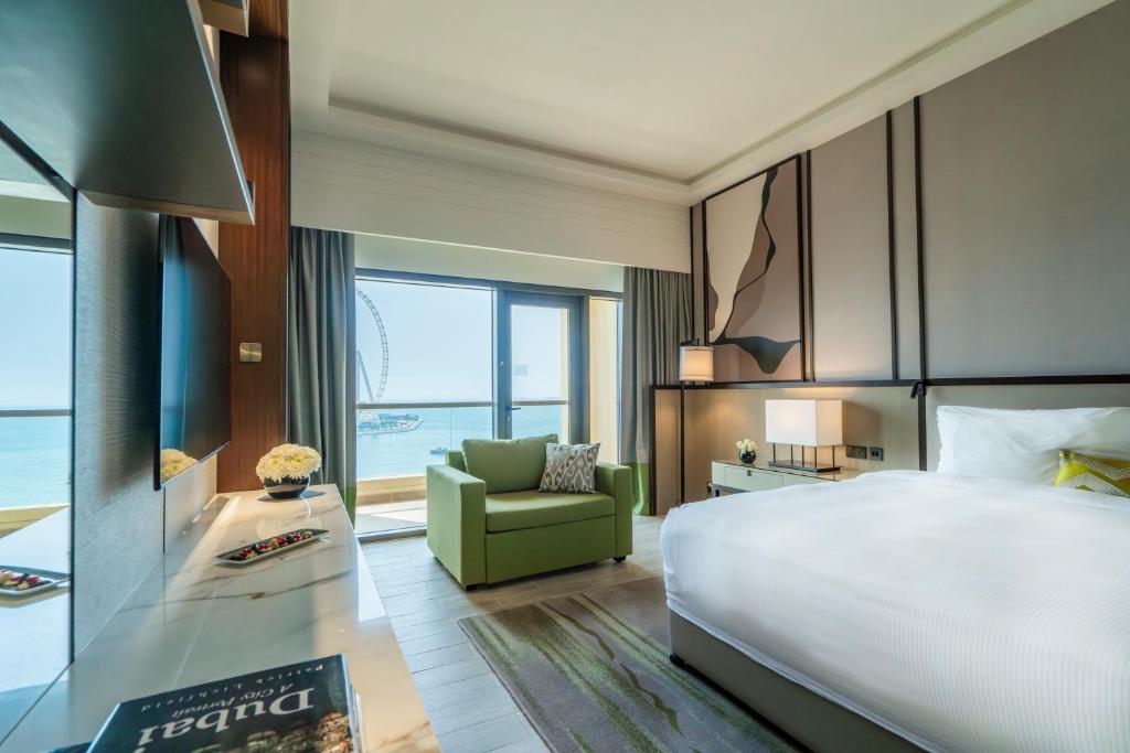 أمواج روتانا جميرا بيتش دبي يتمتع الفندق بالفخامة والاطلالة المميزة على الشاطئ.