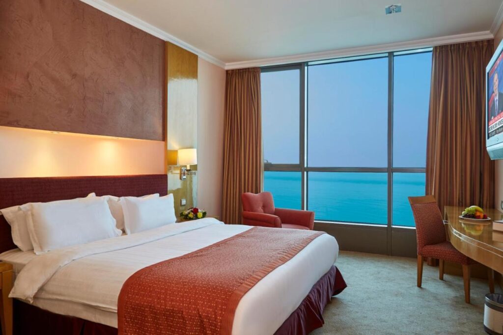 فندق جراند الكويت من أفضل فنادق الكويت على شارع الخليج العربي.
