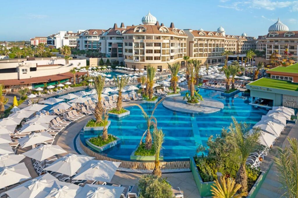 يعد منتجع وسبا كيرمان بيلازور بيليك وهو واحد من أفضل فنادق أنطاليا مع ألعاب مائية